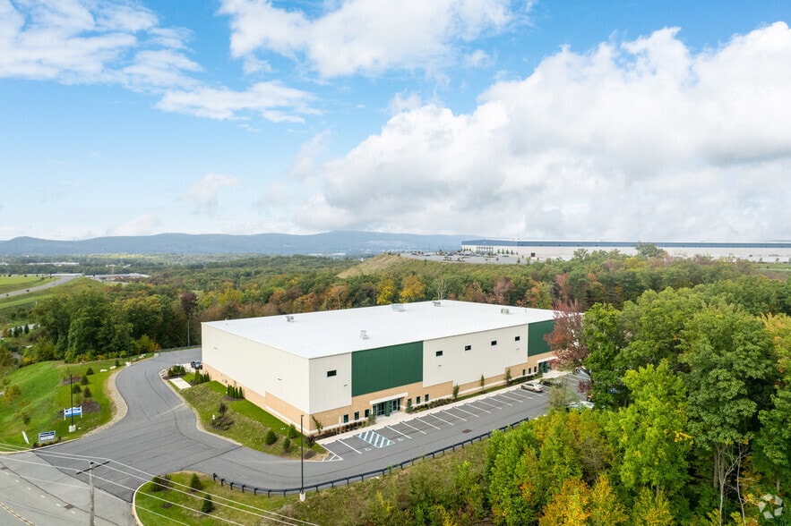 More Photos Of 560-570 Research Dr, Pittston Township Warehouse For Lease