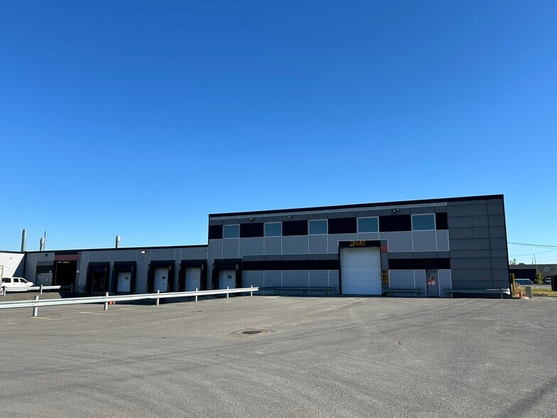 More Photos Of 1320 Av De Valleyfield, Laval Warehouse For Lease