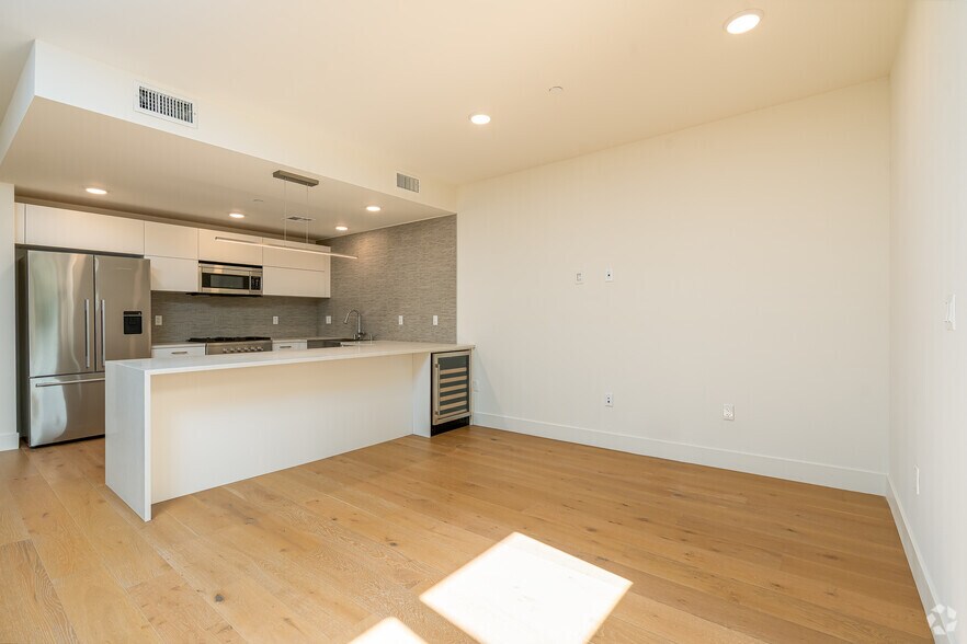 More Photos Of 2000 N Beachwood Dr, Los Angeles Apartments For Sale