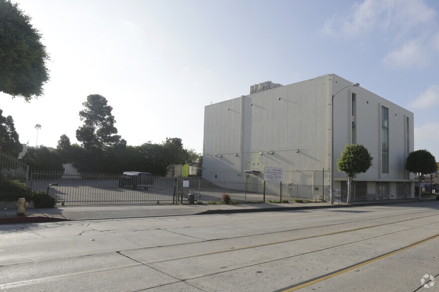 More Photos Of 806-808 N La Brea Ave, Inglewood Flex For Lease