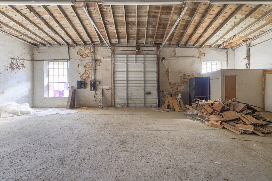 More Photos Of 116 W Woodard St, Denison Flex For Sale