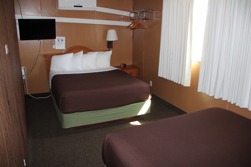 More Photos Of 115 N River St, Chamberlain Hotel For Sale