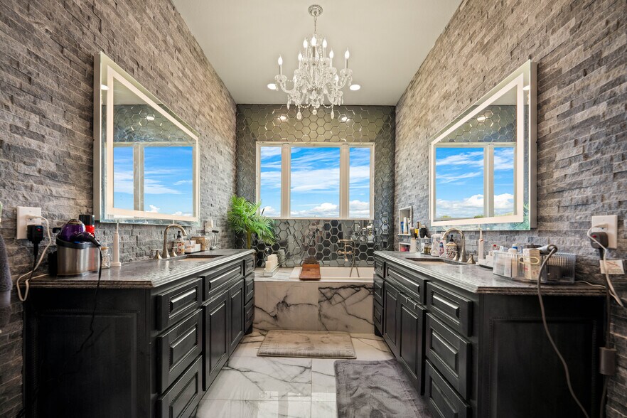 More Photos Of 741 County Road 159, Kenedy Flex For Sale