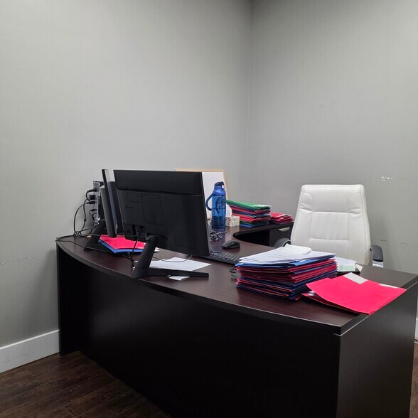 More Photos Of 7110 120th St, Surrey Storefront Retail Office For Lease