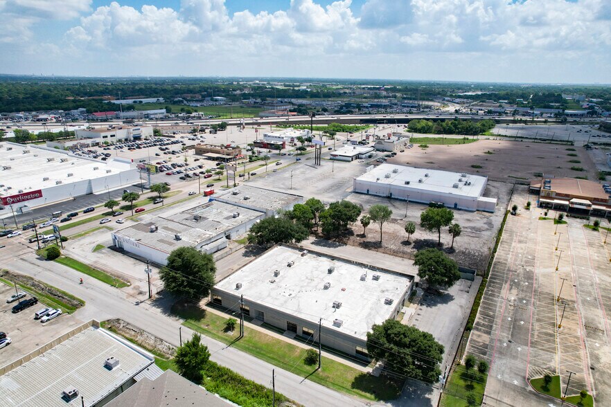 More Photos Of 9809 Rowlett Rd, Houston Showroom For Lease