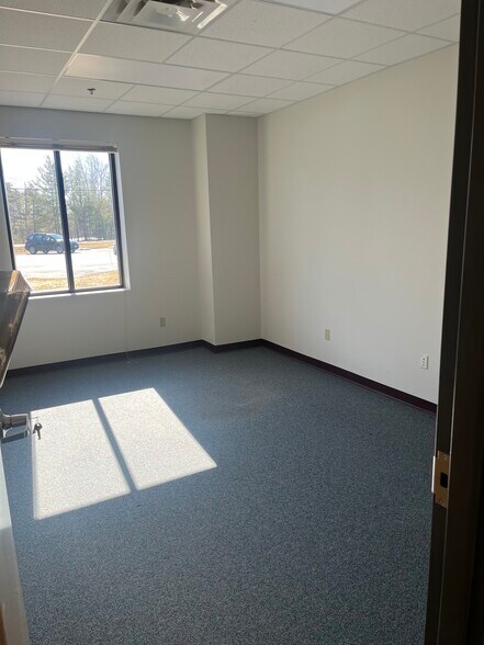 More Photos Of 202 Gannett Dr, South Portland Flex For Lease