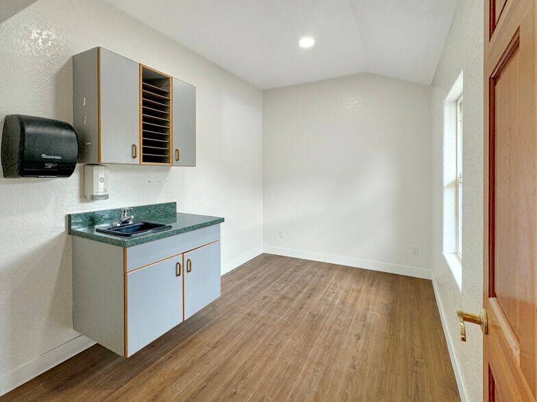 More Photos Of 902 E Maple St, Arlington Medical For Lease