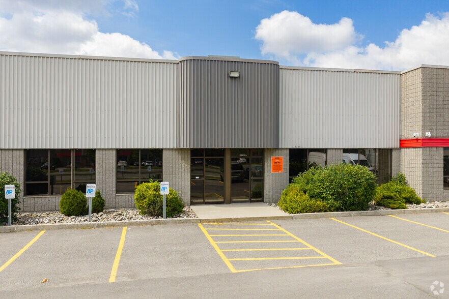 More Photos Of 3420-3480 Boul Industriel, Laval Service For Lease