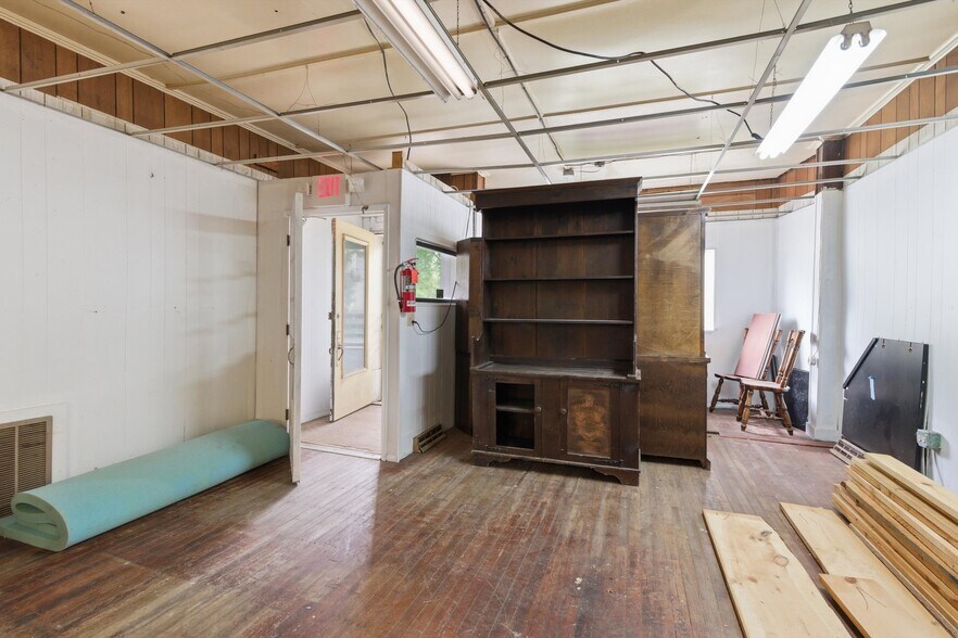 More Photos Of 198 N Main St, Salem Storefront Retail Residential For Sale
