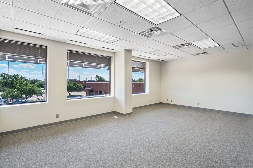 More Photos Of 3410 Midcourt Rd, Carrollton Showroom For Lease