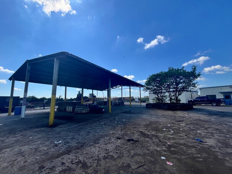 More Photos Of 513 Moffet Rd, Clute Warehouse For Sale