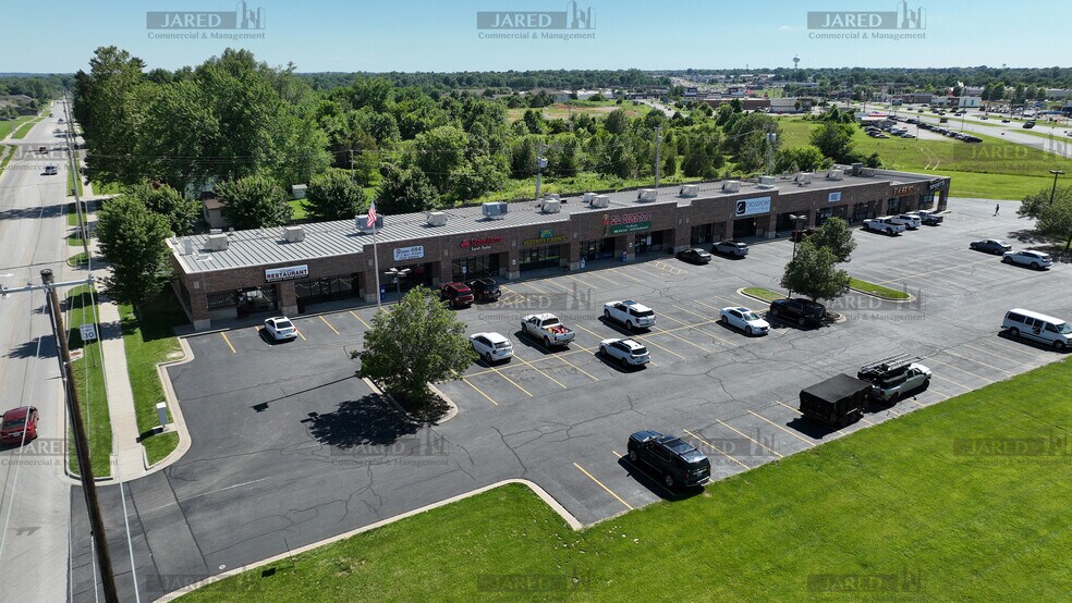 More Photos Of 1600-1694 US Highway 60 E, Republic Storefront Retail Office For Lease