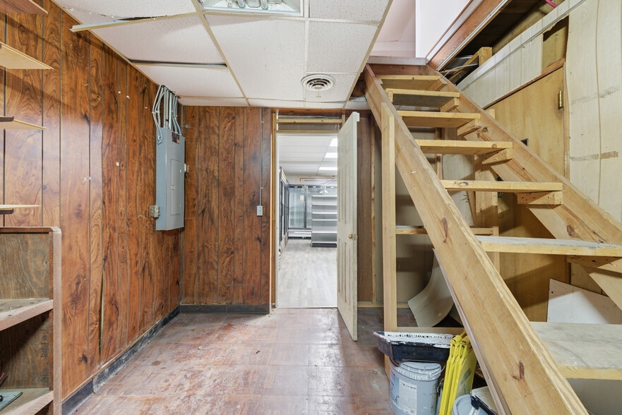 More Photos Of 233 Lexington Ave, Mansfield Convenience Store For Sale