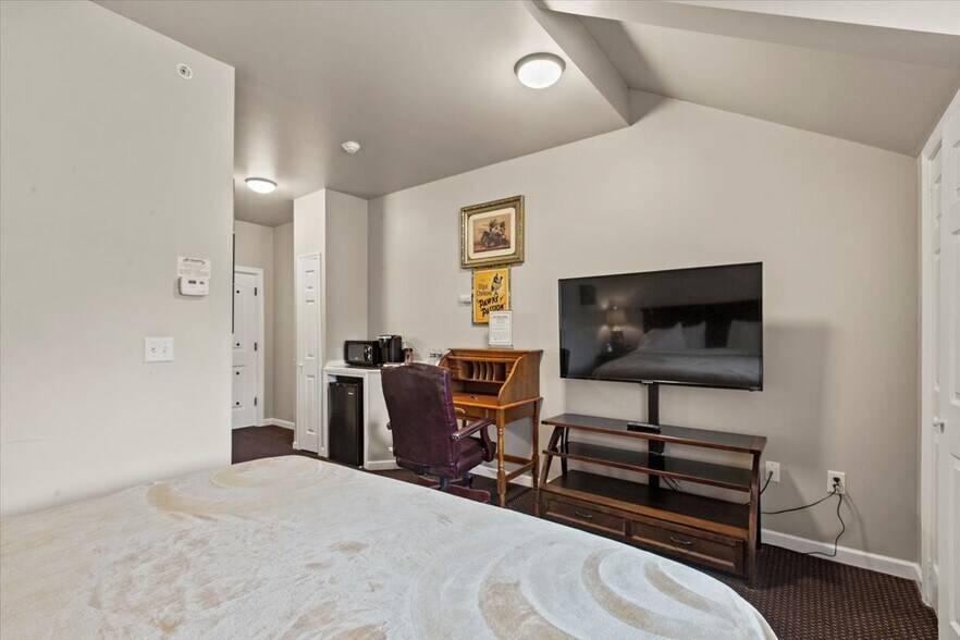 More Photos Of 49 Florida Ave, Amsterdam Hospitality For Sale