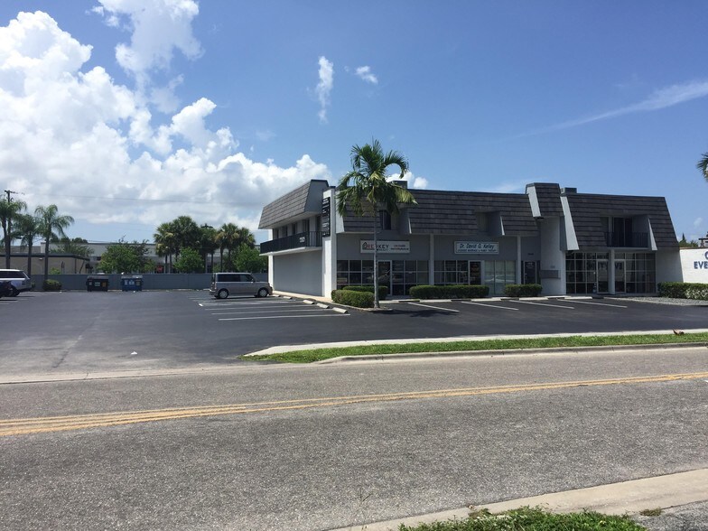 More Photos Of 1950 Courtney Dr, Fort Myers Office For Lease