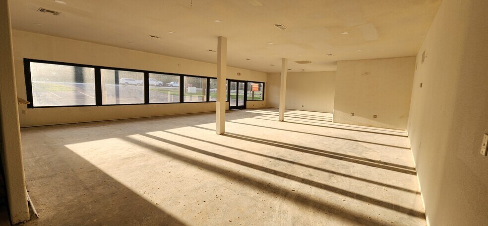 More Photos Of 520 N Broadway St, Joshua Storefront Retail Office For Lease