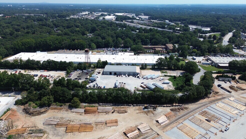 More Photos Of 2336 Lawrence Ave, East Point Truck Terminal For Sale