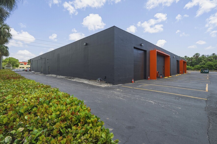 More Photos Of 2968 Ravenswood Rd, Fort Lauderdale Warehouse For Lease