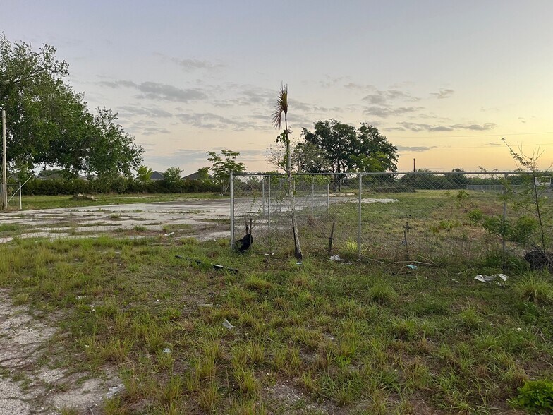 More Photos Of 106 Dixie Ave E, Immokalee Auto Salvage Facility For Sale