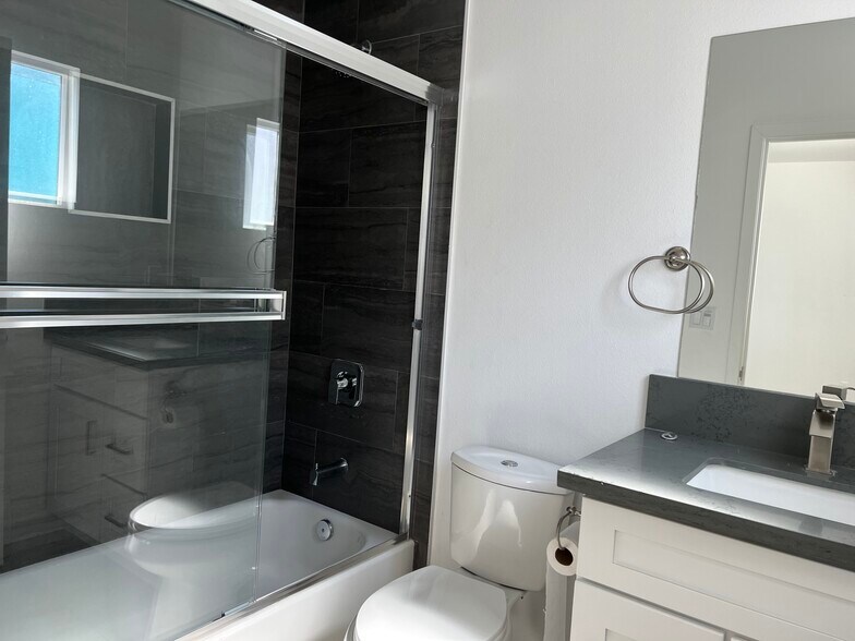 More Photos Of 1243 S Catalina St, Los Angeles Apartments For Sale