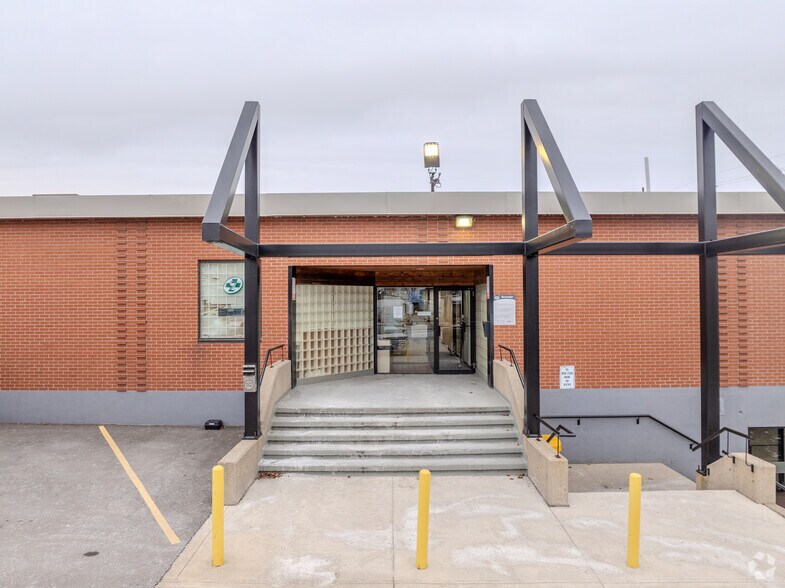 More Photos Of 414 Victoria Av N, Hamilton Medical For Lease