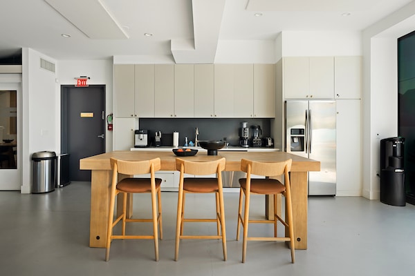 More Photos Of 2210 Main St, Santa Monica Office Residential For Sale