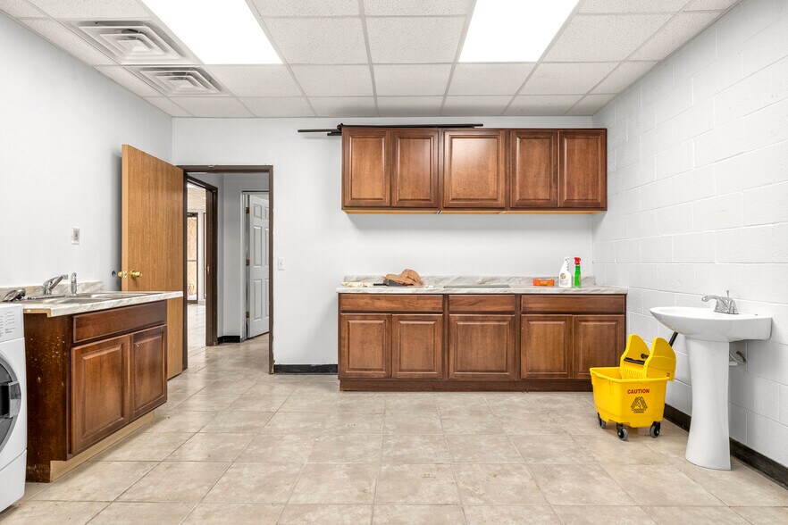 More Photos Of 24724 Lahser Rd, Southfield Office For Sale