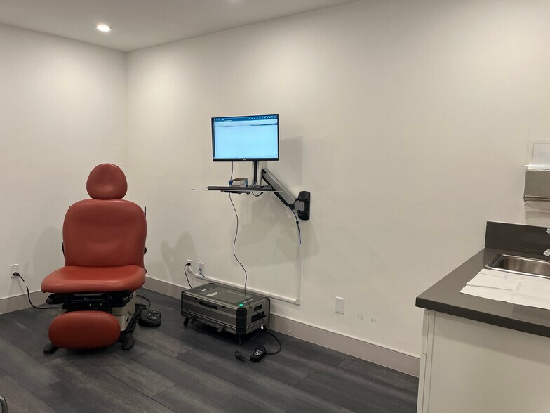 More Photos Of 17970 Sierra Hwy, Canyon Country Medical For Lease