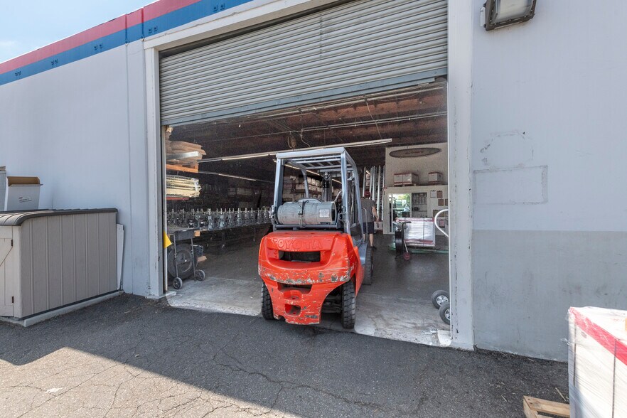 More Photos Of 7820 Gloria Ave, Van Nuys Warehouse For Sale