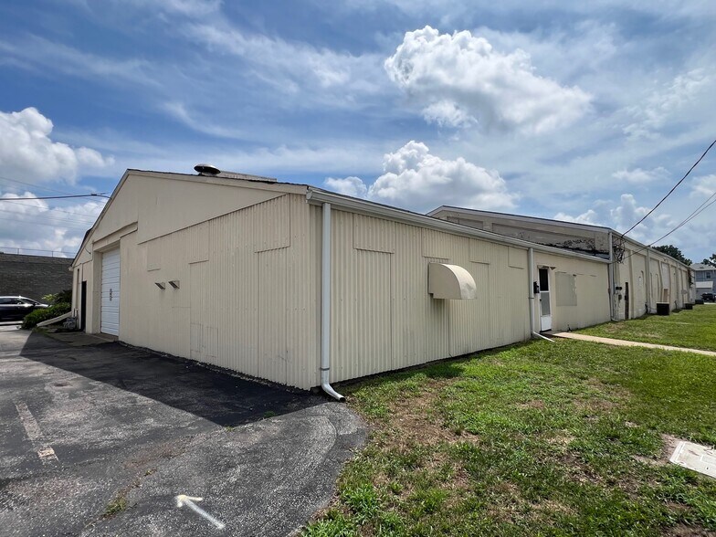 More Photos Of 120-136 Iowa Ave, Belleville Warehouse For Lease