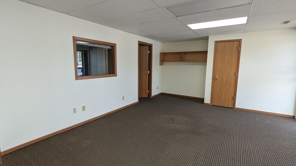 More Photos Of 8421 University Ave, Clive Office Residential For Lease