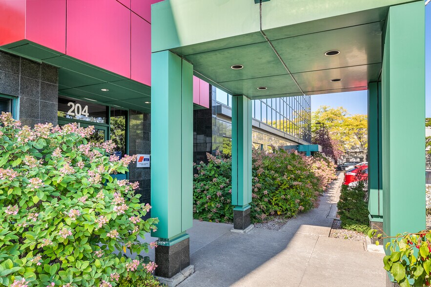 More Photos Of 204 Boul De Montarville, Boucherville Office For Lease