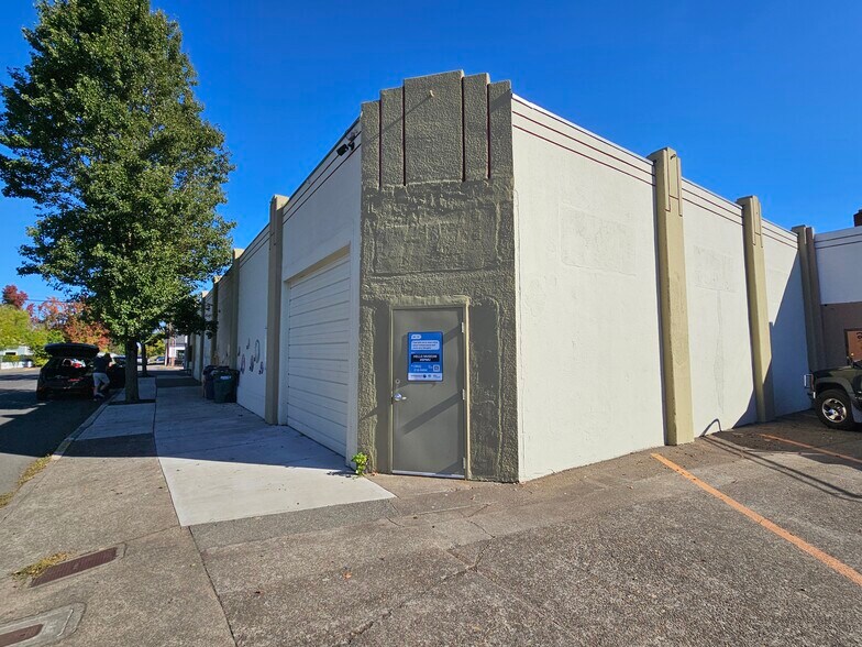 More Photos Of 281 S 2nd St, Independence Storefront For Sale
