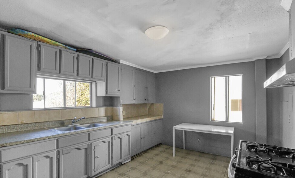 More Photos Of 275 S Union Ave, Los Angeles Apartments For Sale