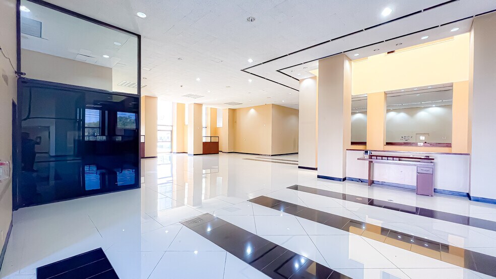 More Photos Of 9525 Bissonnet St, Houston General Retail For Lease