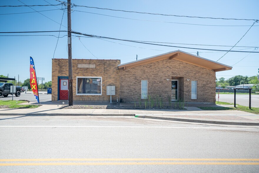 More Photos Of 2319 Main St, Waller Storefront For Lease