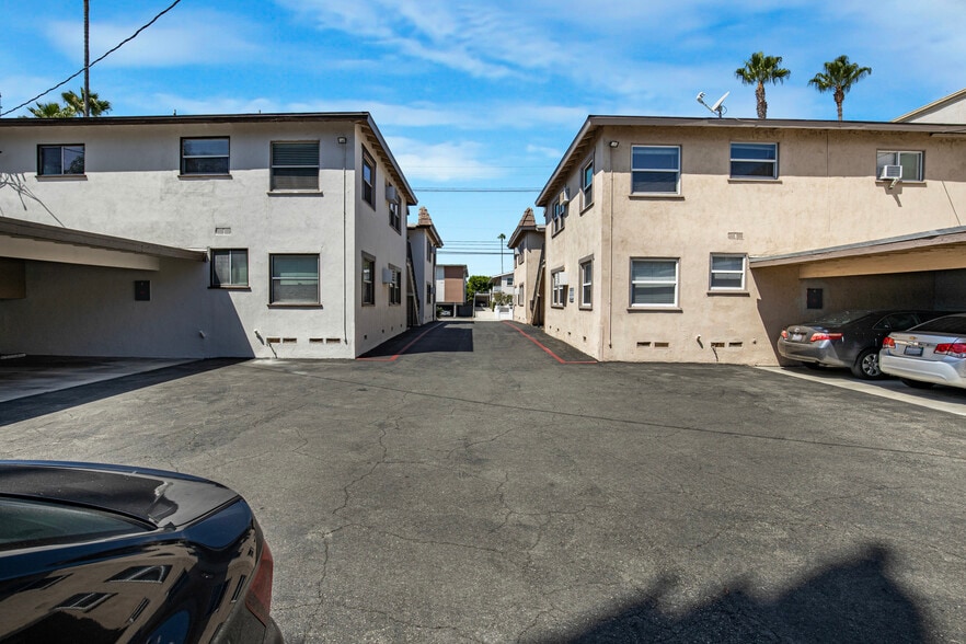 More Photos Of 4956-4960 Kester Ave, Sherman Oaks Apartments For Sale