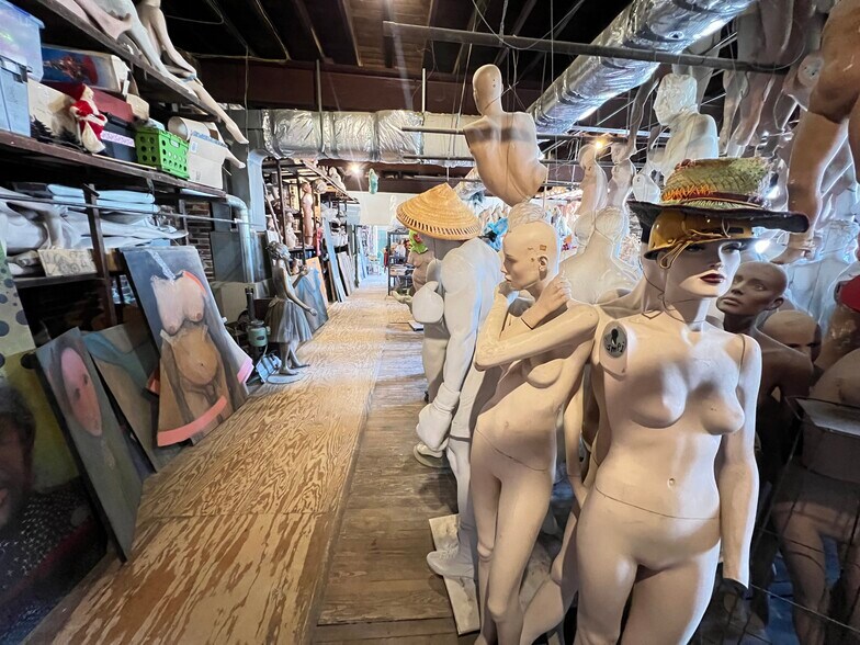 More Photos Of 1438-1442 Light St, Baltimore Showroom For Sale