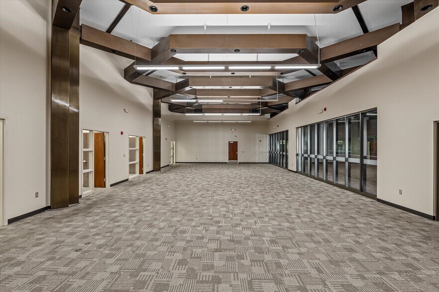 More Photos Of 400 Texas St, Shreveport Office For Sale