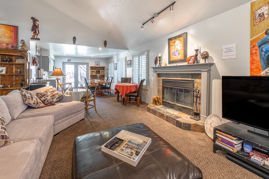 More Photos Of 29 Canyon View Dr, Springdale Hospitality For Sale