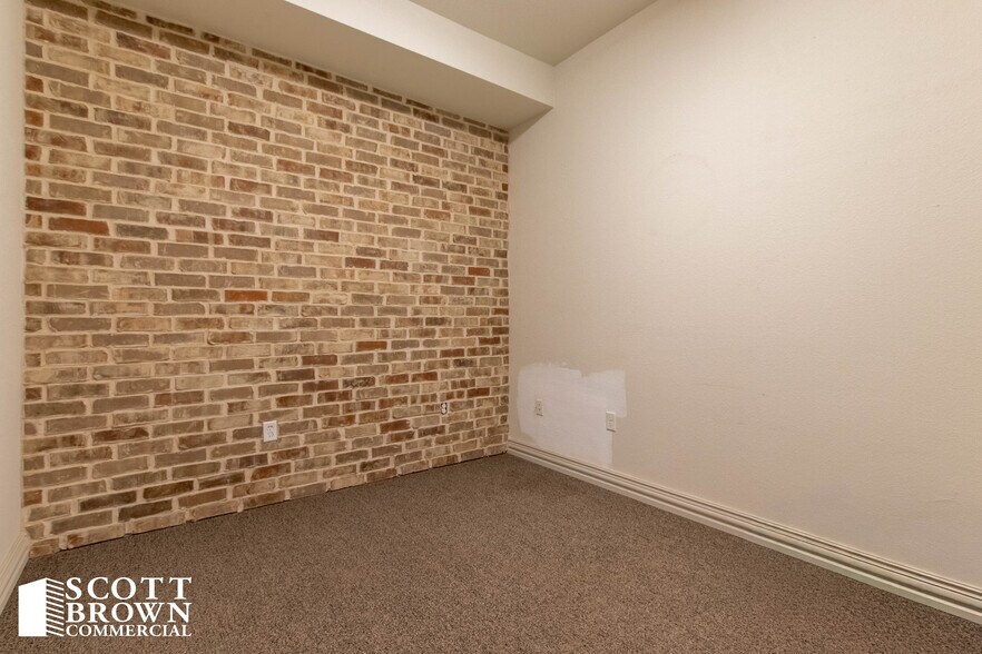 More Photos Of 1212 W Sherman Dr, Aubrey Showroom For Lease