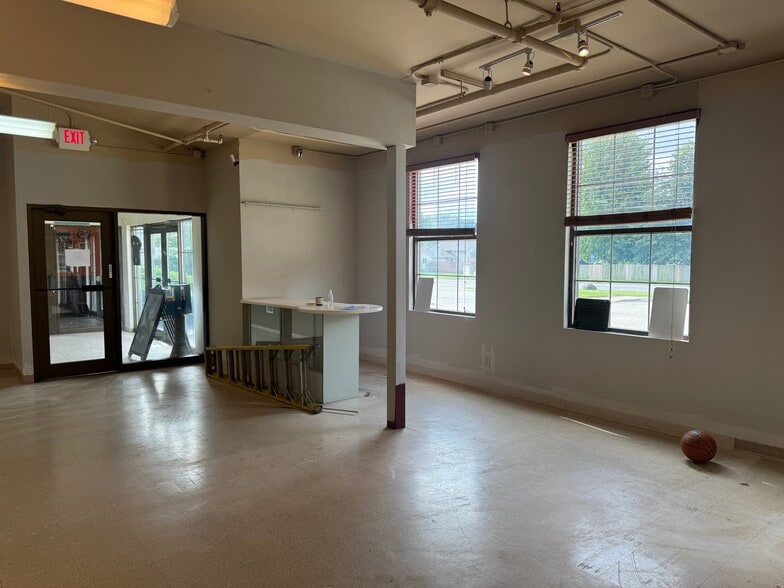 Primary Photo Of 1031-1057 N Edge Trl, Verona Unknown For Lease