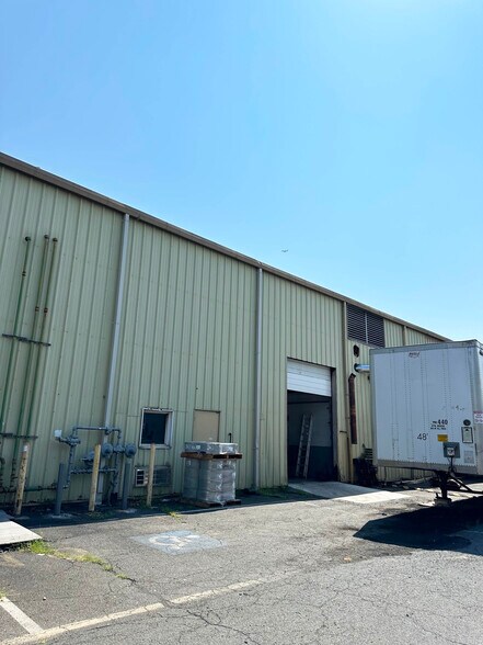 More Photos Of 9061-9073 Euclid Ave, Manassas Warehouse For Lease
