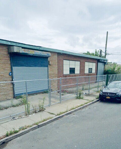 More Photos Of 23 Nassau Ave, Inwood Warehouse For Lease