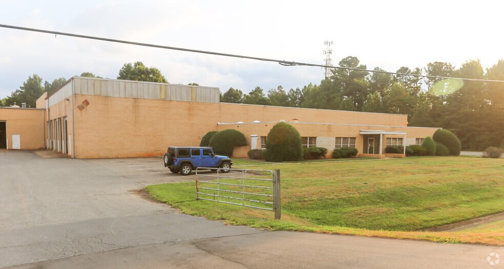 More Photos Of 11601 Hambright Rd, Huntersville Manufacturing For Lease