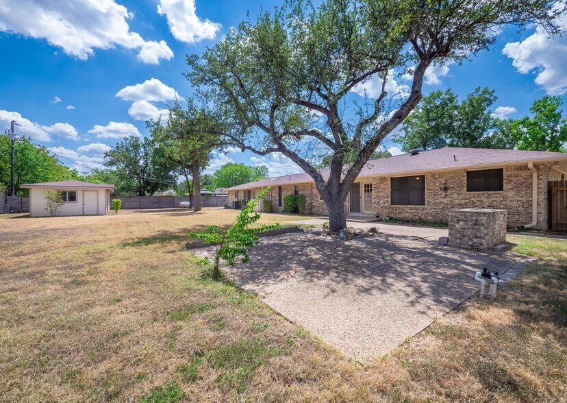More Photos Of 1702 Lone Oak Dr, Leander Flex For Sale