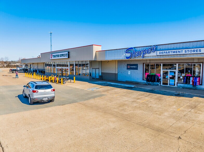 More Photos Of 1601-1623 E Jackson St, Hugo General Retail For Sale