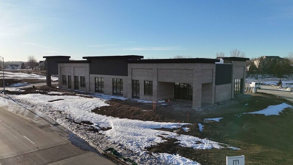 More Photos Of 10100 Plum Dr, Urbandale Restaurant For Lease