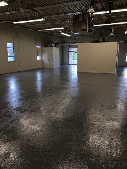More Photos Of 112-124 Woodlawn Rd, Berlin Manufacturing For Lease