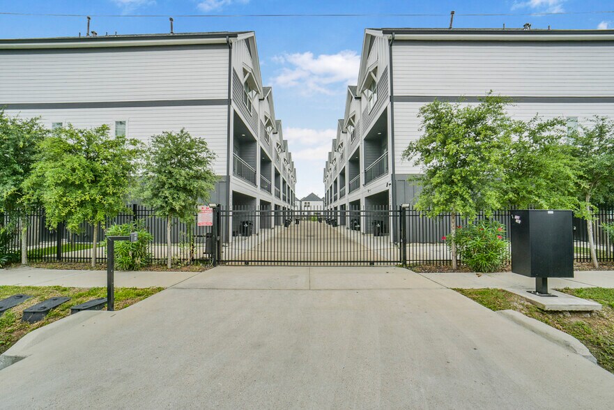 Primary Photo Of 316 Thornton Rd, Houston Apartments For Sale